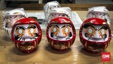 Tak hanya kucing maneki neko, Jepang juga punya boneka pembawa keberuntungan lain yakni daruma. Boneka daruma juga merupakan simbol kerja keras yang menghiasi kuil-kuil Buddha di Jepang. (CNN Indonesia/Puput Tripeni Juniman)