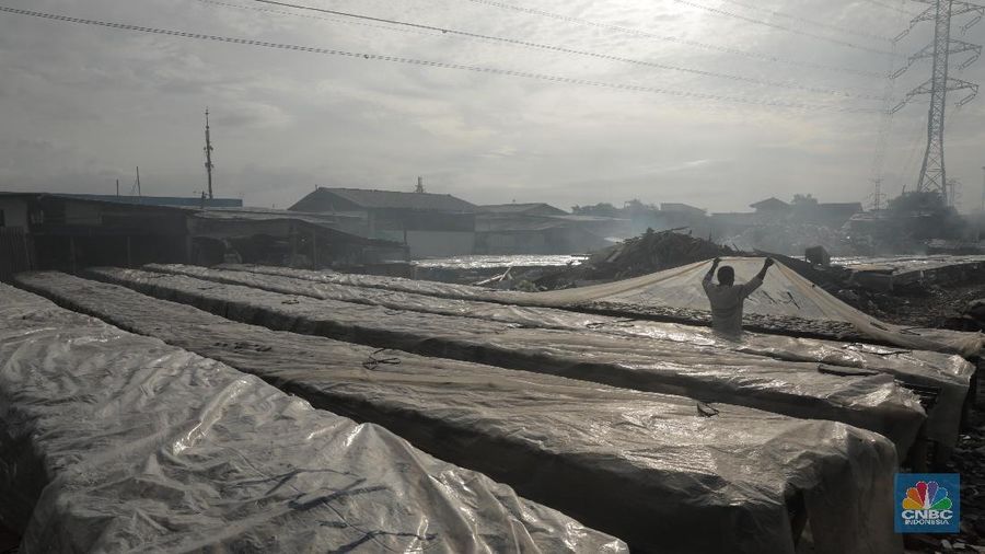 Musim hujan memengaruhi proses pengeringan ikan asin.