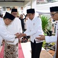 Momen Detik-detik Saat Jokowi Melayat Gus Sholah