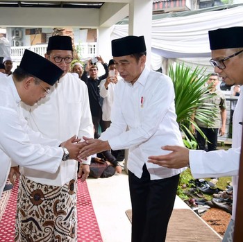 Momen Detik-detik Saat Jokowi Melayat Gus Sholah