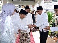 Momen Detik-detik Saat Jokowi Melayat Gus Sholah