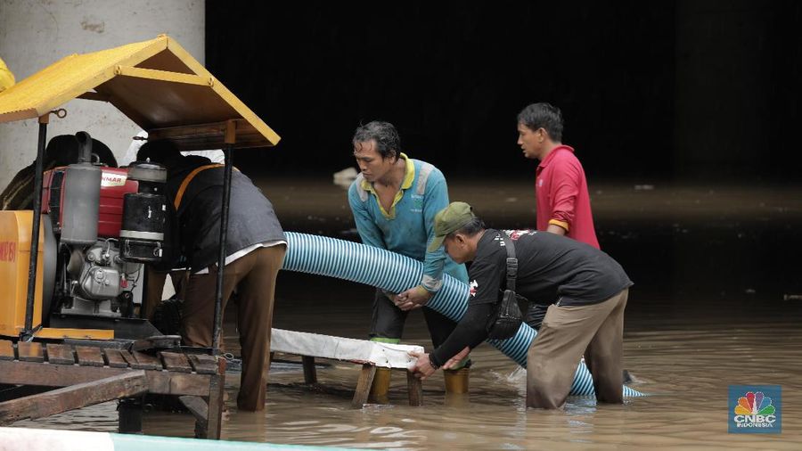 Underpass Kemayoran kembali terendam banjir. Ketinggian air diperkirakan mencapai 4 meter.