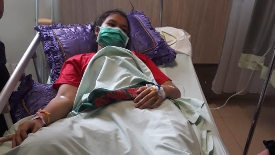 Riska Ramadila hanya bisa terbaring lemah sejak vonis tumor ganas yang dideranya beberapa waktu lalu.
