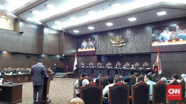 Saor Kritik Hakim MK Abaikan Arteria Dahlan Main HP di Sidang