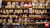 Tidak hanya menjadi boneka penting bagi orang Jepang, Daruma kini juga menjadi oleh-oleh yang banyak dicari wisatawan. Sebuah boneka kecil dihargai 400 yen atau Rp50 ribu. (CNN Indonesia/Puput Tripeni Juniman)