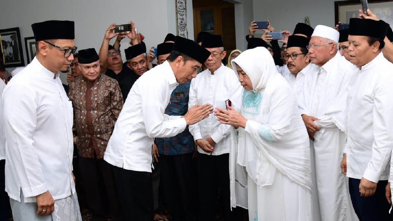 Presiden Jokowi Melayat Ke Rumah Duka Alm. Gus Sholah.