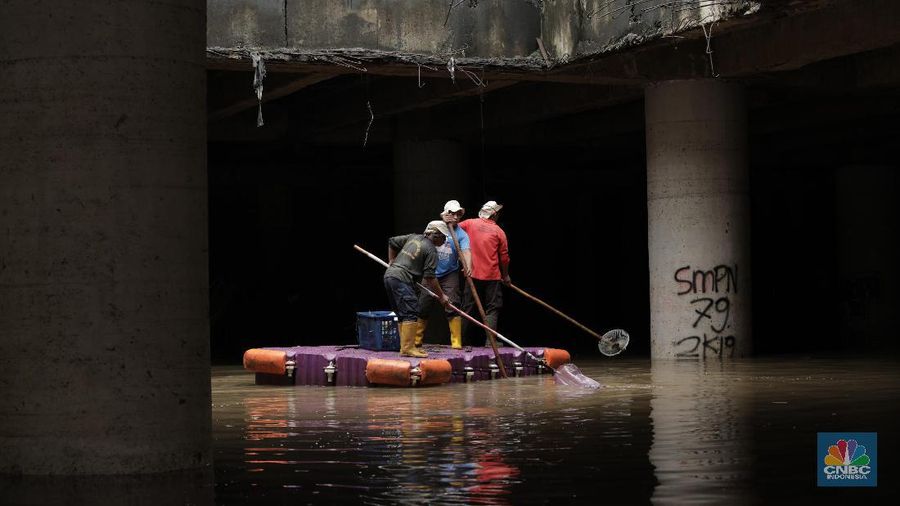 Underpass Kemayoran kembali terendam banjir. Ketinggian air diperkirakan mencapai 4 meter.