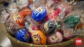Daimonya memproduksi 70 ribu buah boneka Daruma yang terdiri dari 22 ukuran mulai dari tinggi 4,5 cm hingga paling besar 74 cm. Boneka ini didistribusikan ke seluruh Jepang. (CNN Indonesia/Puput Tripeni Juniman)