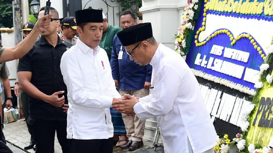 Presiden Jokowi Melayat Ke Rumah Duka Alm. Gus Sholah.