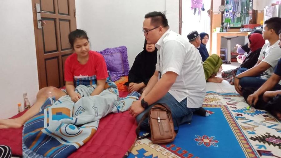 PT Hutama Karya menerbangkan Riska Ramadila terbang ke Jakarta untuk mengobati tumor ganas yang telah diderita beberapa waktu lalu.