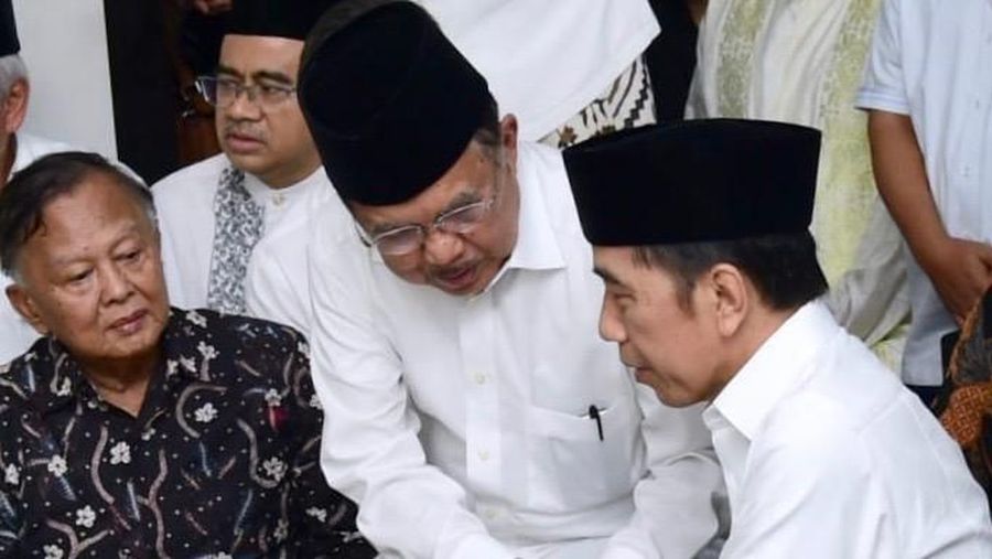 Presiden Jokowi Melayat Ke Rumah Duka Alm. Gus Sholah.