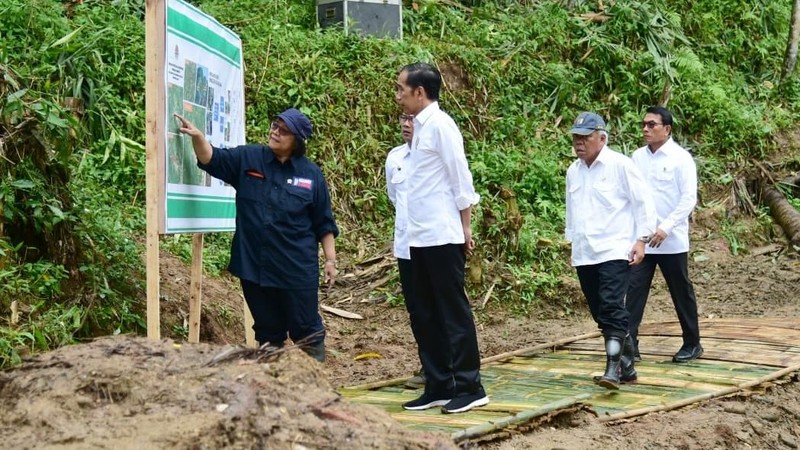 Presiden melihat bangunan dam penahan longsor dan pembuatan bronjong kawat di daerah yang sempat dilanda longsor pada awal Januari 2020 lalu.