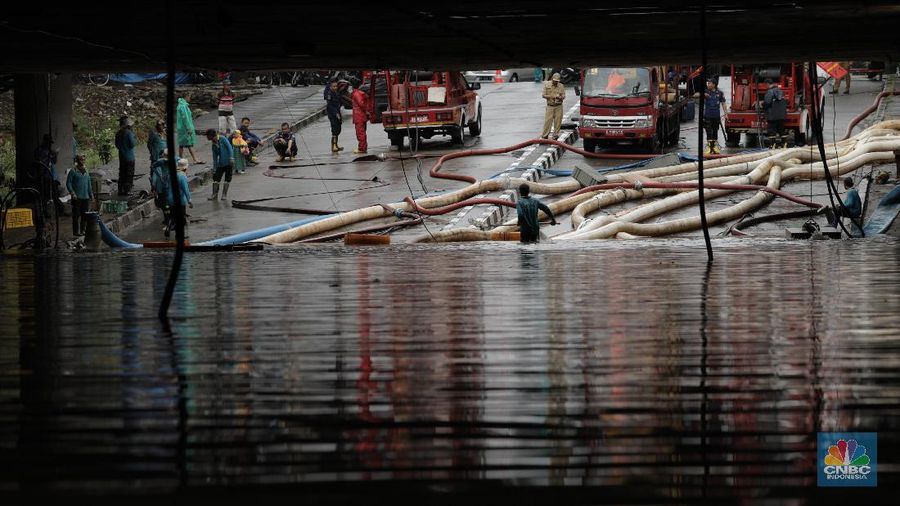 Underpass Kemayoran kembali terendam banjir. Ketinggian air diperkirakan mencapai 4 meter.