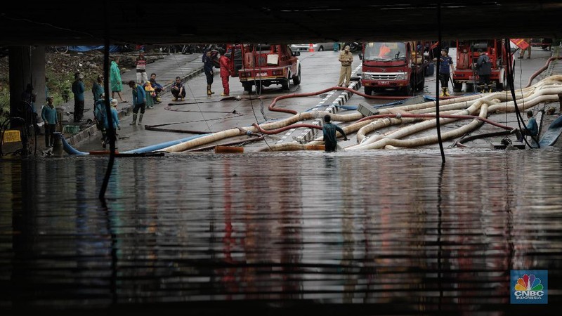 Underpass Kemayoran kembali terendam banjir. Ketinggian air diperkirakan mencapai 4 meter.