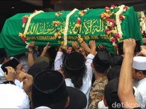 Apakah Boleh Seorang Istri Memandikan Jenazah Suaminya?