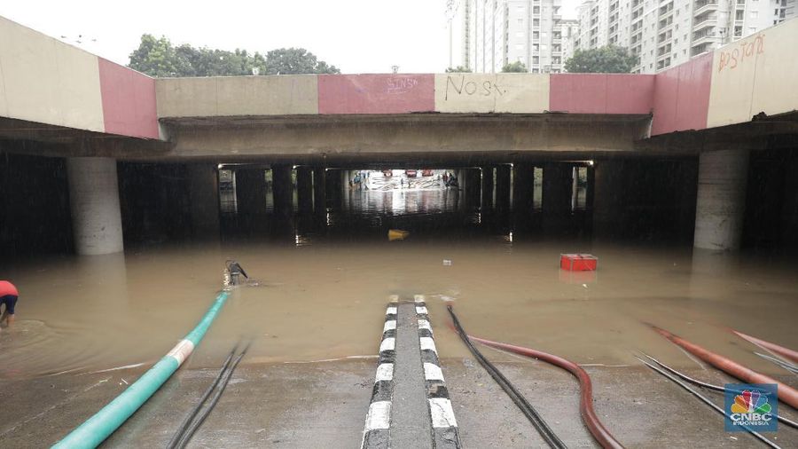 Underpass Kemayoran kembali terendam banjir. Ketinggian air diperkirakan mencapai 4 meter.