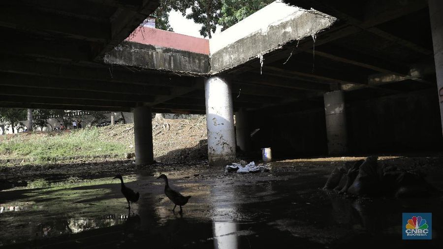 Usai dilanda banjir, underpass itu kini dapat dilalui kendaraan bermotor.