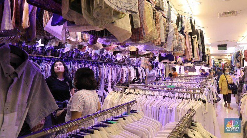 Pasar senen menjadi salah satu tempat bagi pembeli yang ini menemukan berbagai jenis pakaian bekas dengan harga yang lebih murah.