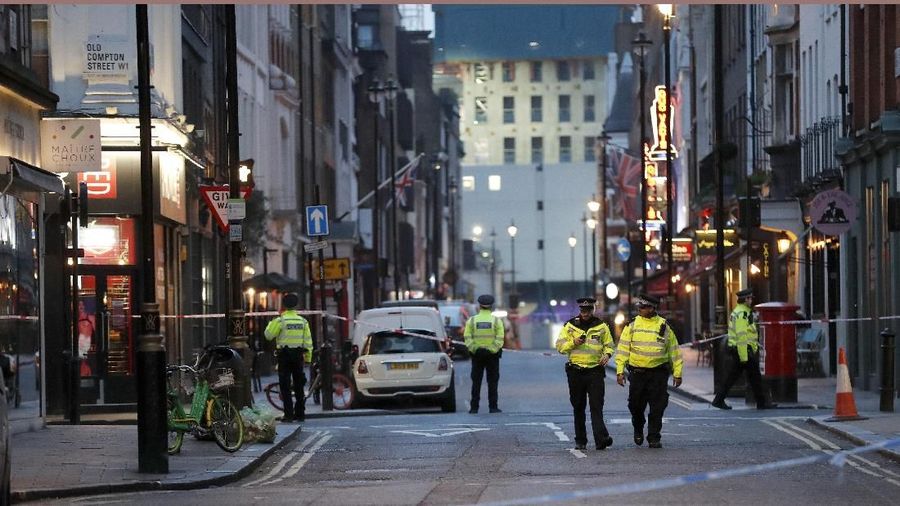 Kepolisian menutup sebuah jalan di London karena penemuan bom, yang dikabarkan berasal dari Perang Dunia II.