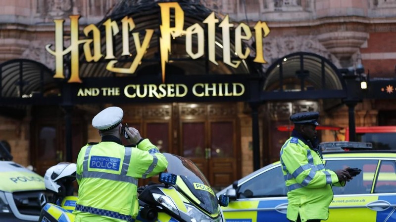 Kepolisian menutup sebuah jalan di London karena penemuan bom, yang dikabarkan berasal dari Perang Dunia II.