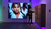Di set ini, pengunjung dapat bernostalgia dengan awal karier Britney. Loker yang biasa ada di sekolah-sekolah di AS ini menjadi lokasi tari di video musik Give Me Baby One More Time. (Photo by Frederic J. BROWN / AFP)