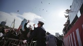 Orang banyak mencoba menangkap kacang yang dilemparkan di Mamemaki. Ritual ini diyakini dapat membawa keberuntungan dan mengusir kejahatan, atau oni alias setan. (AP Photo/Eugene Hoshiko)
