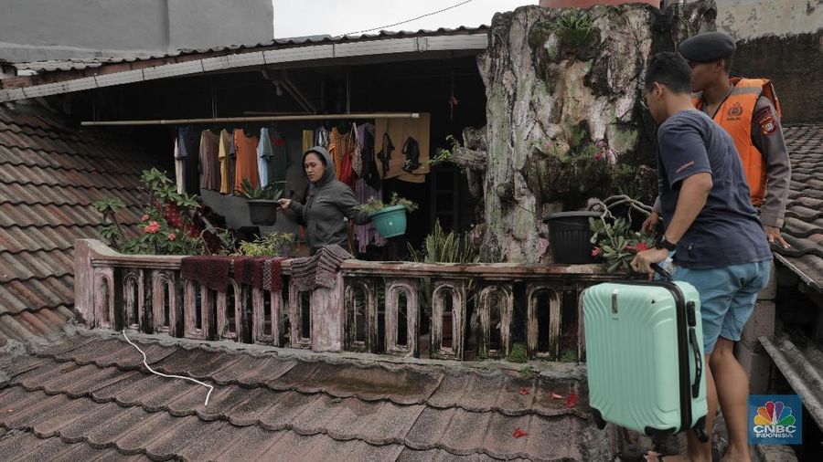 Banjir masih merendam rumah warga di Periuk, Kota Tangerang. Sekitar 1.200 orang di Perumahan Periuk Damai masih mengungsi.