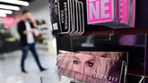 Museum ini juga menyediakan berbagai merchandise serba-Britney Spears. (Photo by Frederic J. BROWN / AFP)