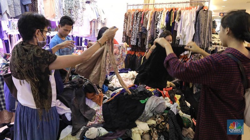 Pasar senen menjadi salah satu tempat bagi pembeli yang ini menemukan berbagai jenis pakaian bekas dengan harga yang lebih murah.