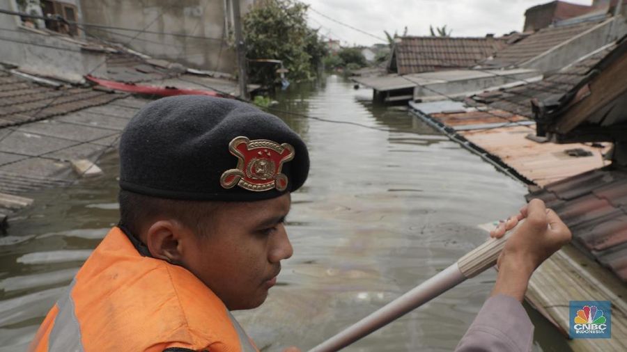 Banjir masih merendam rumah warga di Periuk, Kota Tangerang. Sekitar 1.200 orang di Perumahan Periuk Damai masih mengungsi.
