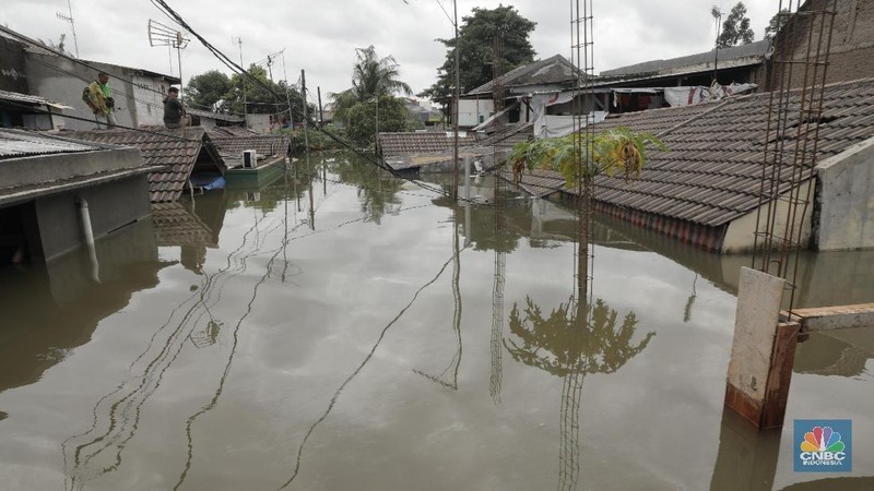 Banjir masih merendam rumah warga di Periuk, Kota Tangerang. Sekitar 1.200 orang di Perumahan Periuk Damai masih mengungsi.