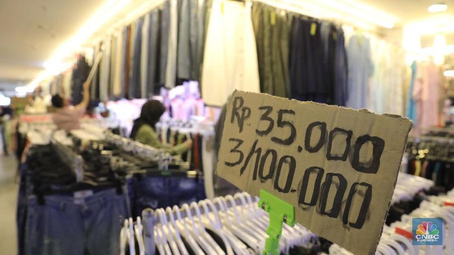 Pasar senen menjadi salah satu tempat bagi pembeli yang ini menemukan berbagai jenis pakaian bekas dengan harga yang lebih murah.