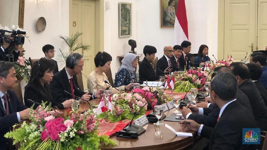 Presiden Joko Widodo (Jokowi) bersama sejumlah menteri menerima kunjungan kenegaraan Presiden Singapura Halimah Yacob