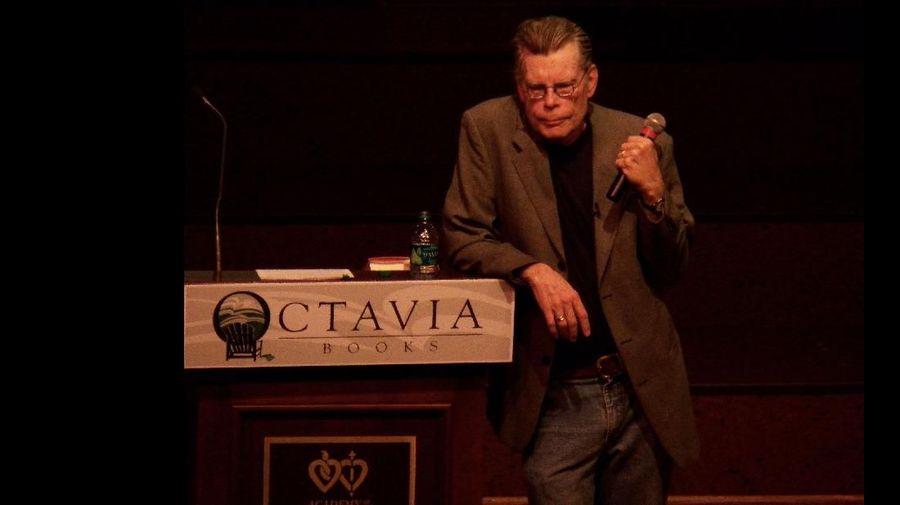Penulis legendaris, Stephen King mengumumkan telah men-delete akun facebook pribadi miliknya yang memiliki 5,6 juta lebih followers.