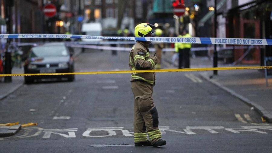Kepolisian menutup sebuah jalan di London karena penemuan bom, yang dikabarkan berasal dari Perang Dunia II.