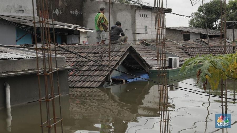 Banjir masih merendam rumah warga di Periuk, Kota Tangerang. Sekitar 1.200 orang di Perumahan Periuk Damai masih mengungsi.