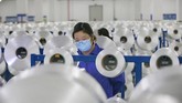 Tak hanya menyuntikkan uang, bank sentral China juga melakukan berbagai dukungan moneter lainnya, seperti kelonggaran moneter dan kredit. (Photo by STR / AFP) / China OUT