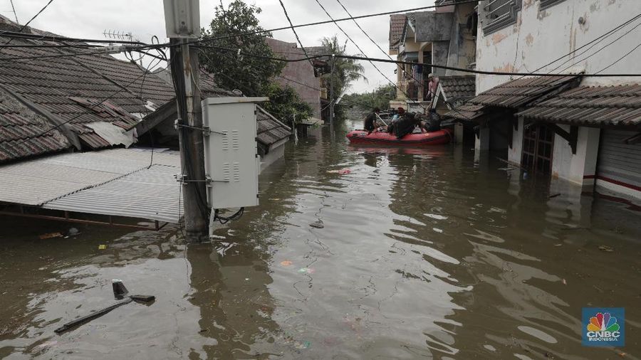 Banjir masih merendam rumah warga di Periuk, Kota Tangerang. Sekitar 1.200 orang di Perumahan Periuk Damai masih mengungsi.