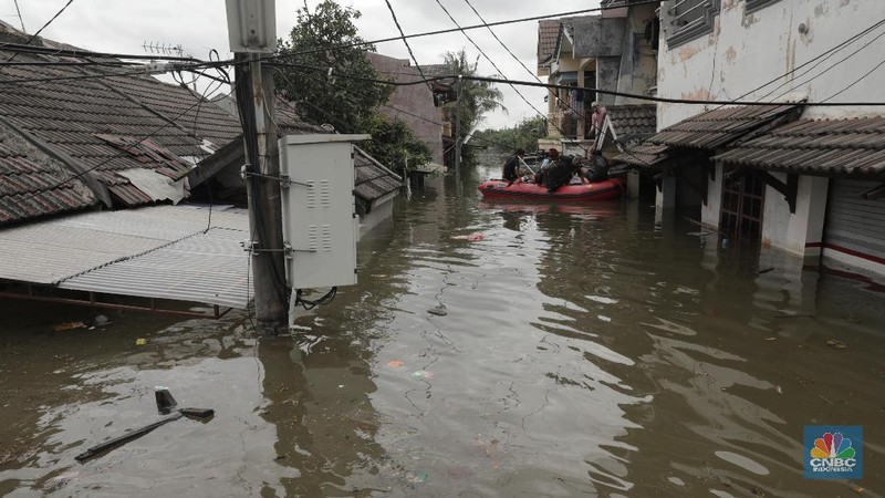 Banjir masih merendam rumah warga di Periuk, Kota Tangerang. Sekitar 1.200 orang di Perumahan Periuk Damai masih mengungsi.