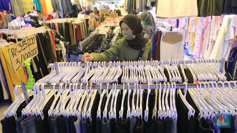 Pasar senen menjadi salah satu tempat bagi pembeli yang ini menemukan berbagai jenis pakaian bekas dengan harga yang lebih murah.