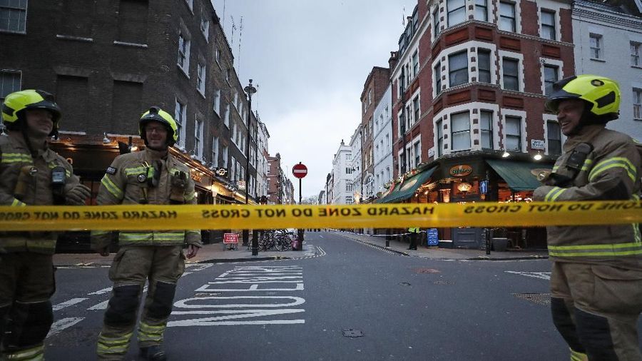 Kepolisian menutup sebuah jalan di London karena penemuan bom, yang dikabarkan berasal dari Perang Dunia II.