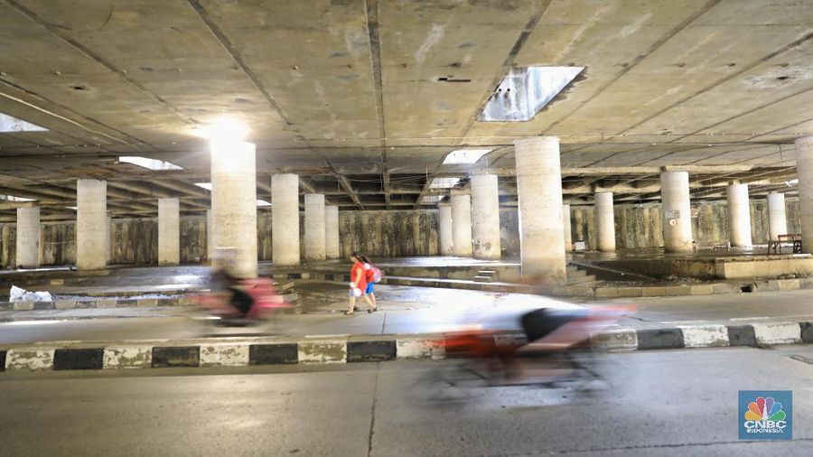 Usai dilanda banjir, underpass itu kini dapat dilalui kendaraan bermotor.