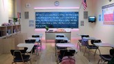 Dari 'ruang kelas' ini, nama Britney Spears melejit. Ruang kelas tersebut menjadi adegan pembuka video Give Me Baby One More Time. (Photo by Frederic J. BROWN / AFP)