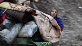 Badan bantuan Perserikatan Bangsa-Bangsa untuk Suriah (OCHA) menyatakan dari data mereka pada 1 Desember 2019 tercatat ada sekitar 350 ribu warga Suriah yang mengungsi akibat peperangan. (Photo by Rami al SAYED / AFP)