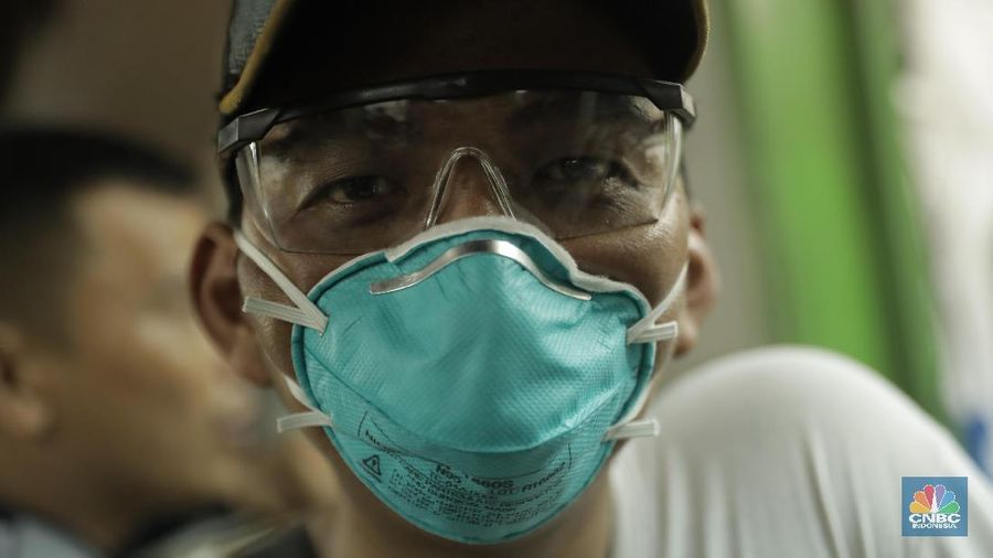 Pemerintah memastikan 2 warga Depok tertular virus corona di Jakarta. Pemerintah imbau pakai masker di transportasi publik.