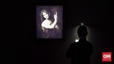Pengunjung mengamati hasil reproduksi lukisan karya Leonardo da Vinci berjudul Saint John the Baptist dalam pameran bertajuk Leonardo Opera Omnia di Museum Mandiri, Jakarta, Rabu (5/2). (CNN Indonesia/Adhi Wicaksono)