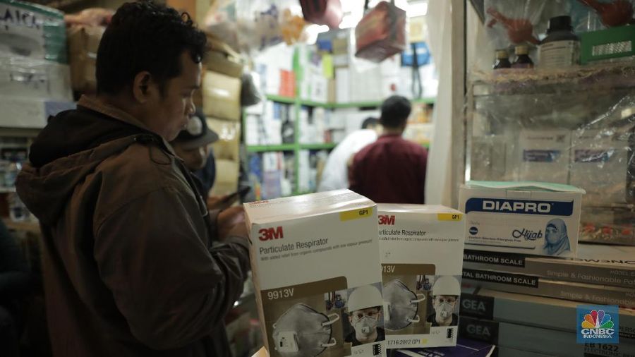 Masih banyak dapat kita temukan para pedagang yang menjual masker dengan harga tinggi di e-commerce.