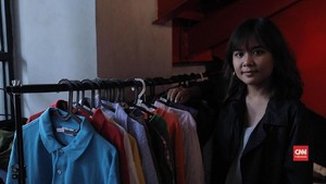 Giat Fania di Antara Tumpukan Baju-baju Bekas
