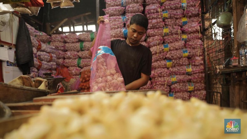 Dugaan pedagang, lonjakan harga bawang putih terjadi semenjak heboh virus corona di China. Selama ini 90% bawang putih berasal dari China.