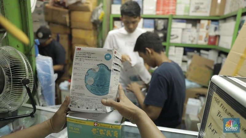 Kenaikan itu tak lepas dari tingginya permintaan masyarakat seiring penyebaran virus corona.